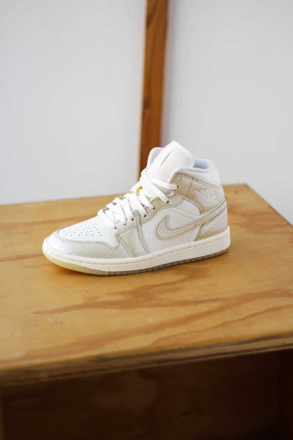 W AIR JORDAN 1 MID SE "SAIL/TEAM GOLD-PALE IVORY"
