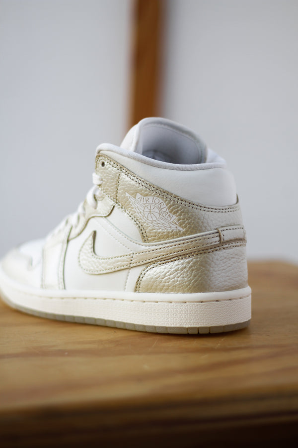 W AIR JORDAN 1 MID SE "SAIL/TEAM GOLD-PALE IVORY"