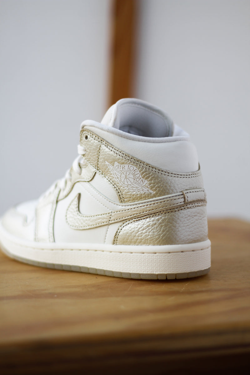 W AIR JORDAN 1 MID SE "SAIL/TEAM GOLD-PALE IVORY"