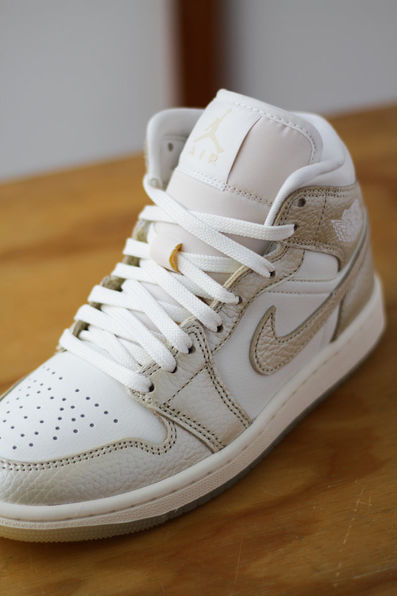 W AIR JORDAN 1 MID SE "SAIL/TEAM GOLD-PALE IVORY"