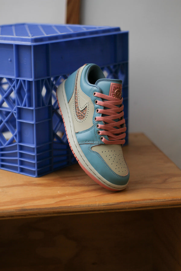 AIR JORDAN 1 LOW SE "DENIM TURQ/SMOKEY BLUE-RED STARDUST"
