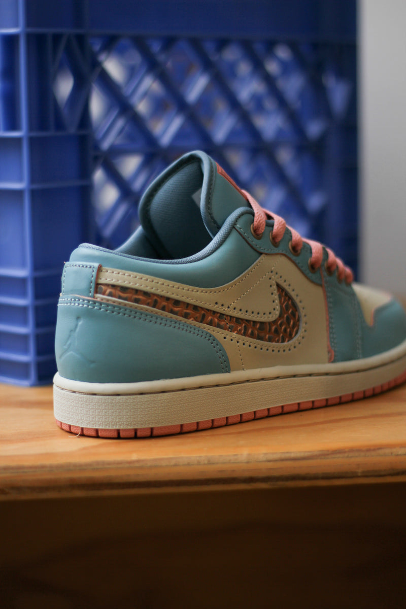 AIR JORDAN 1 LOW SE "DENIM TURQ/SMOKEY BLUE-RED STARDUST"