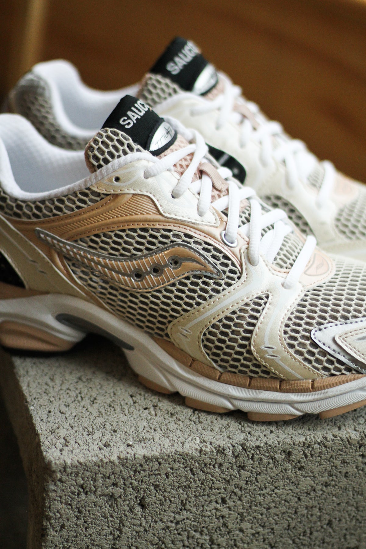 NEW SAUCONY unisex progrid triumph 4 shoes in cream/doe Saucony | Progrid Triumph 4 “Cream/Doe” Has now been fully  main image 4