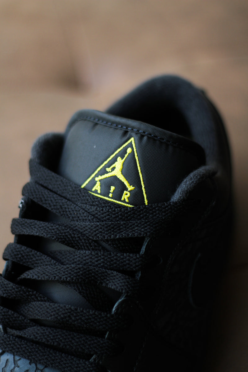 AIR JORDAN 1 LOW SE "BLACK/TOUR YELLOW-ANTHRACITE"