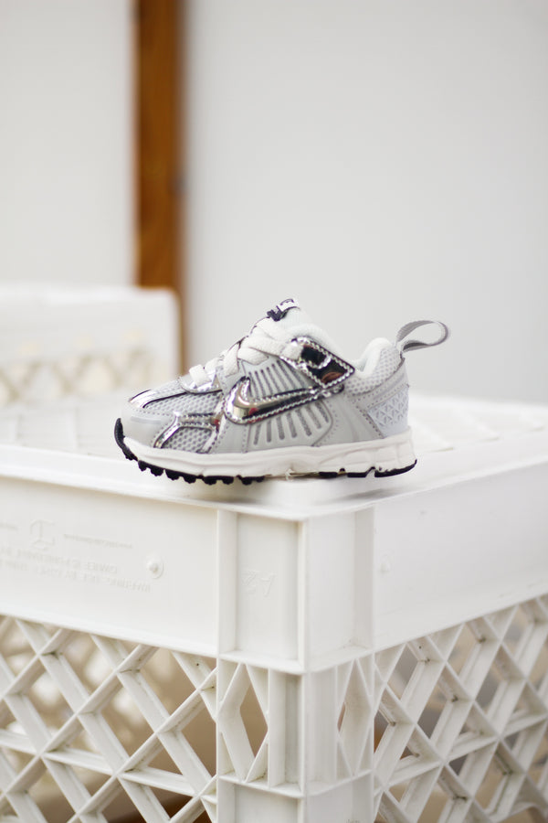 NIKE VOMERO 5 (TD) "PHOTON DUST/CHROME-GRIDIRON-SAIL"