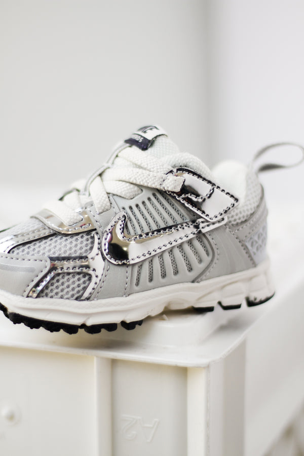 NIKE VOMERO 5 (TD) "PHOTON DUST/CHROME-GRIDIRON-SAIL"
