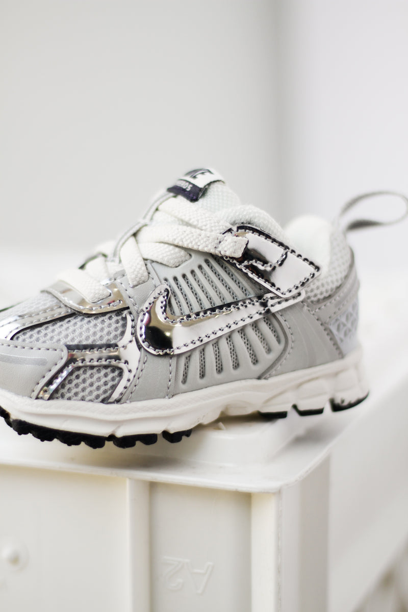 NIKE VOMERO 5 (TD) "PHOTON DUST/CHROME-GRIDIRON-SAIL"