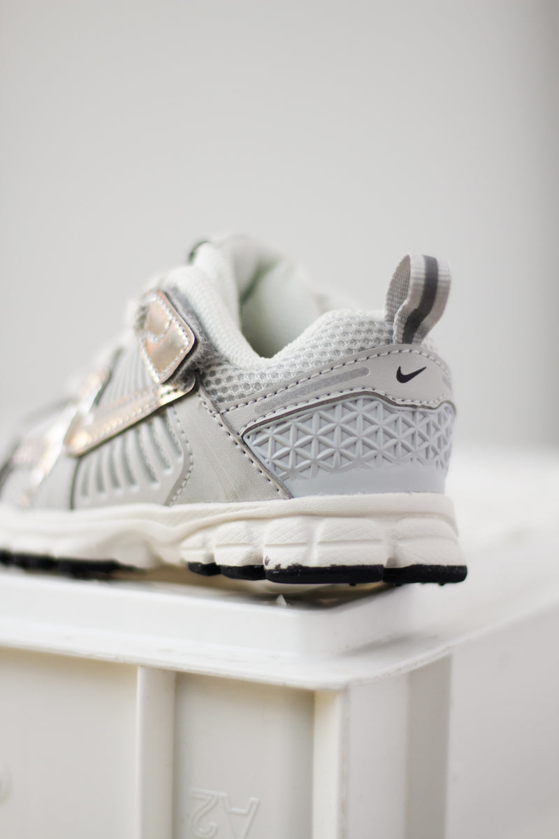 NIKE VOMERO 5 (TD) "PHOTON DUST/CHROME-GRIDIRON-SAIL"