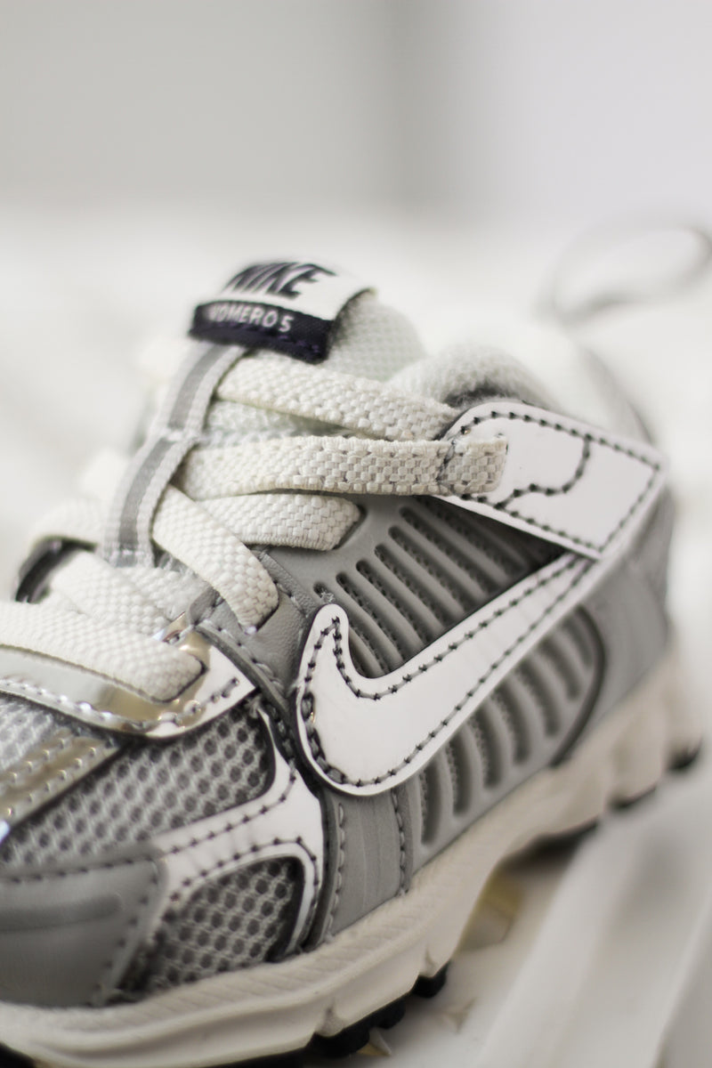 NIKE VOMERO 5 (TD) "PHOTON DUST/CHROME-GRIDIRON-SAIL"