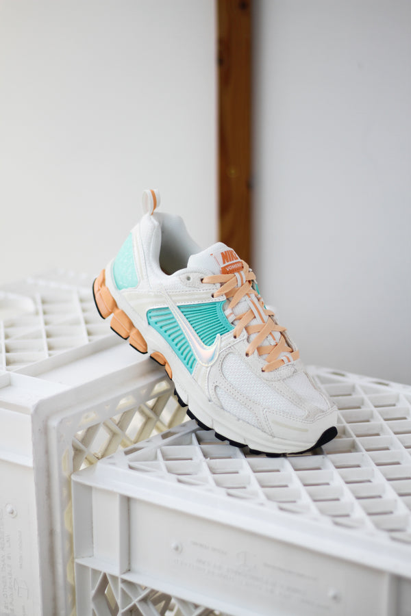 NIKE VOMERO 5 (GS) "SAIL/ORANGE CHALK-BLEACHED TURQ-MARAKESH"