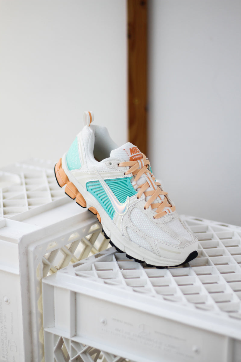 NIKE VOMERO 5 (GS) "SAIL/ORANGE CHALK-BLEACHED TURQ-MARAKESH"