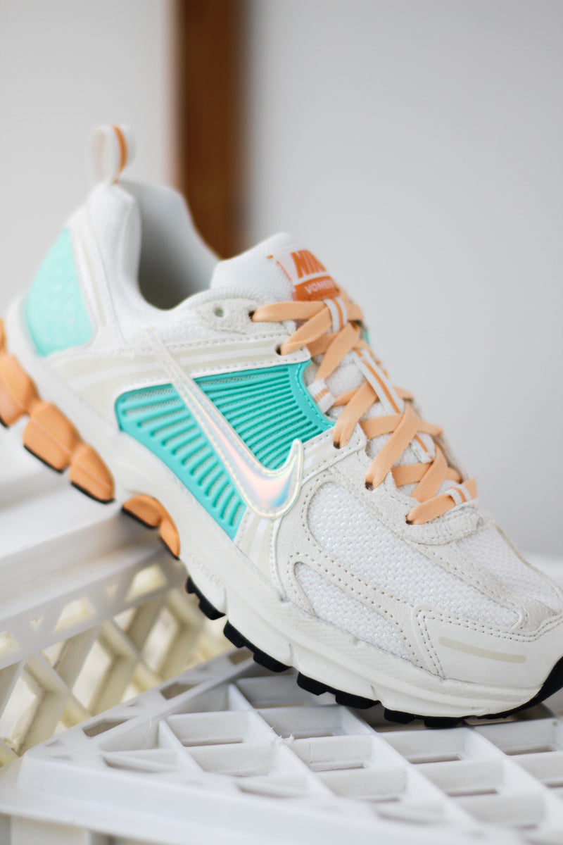 NIKE VOMERO 5 (GS) "SAIL/ORANGE CHALK-BLEACHED TURQ-MARAKESH"