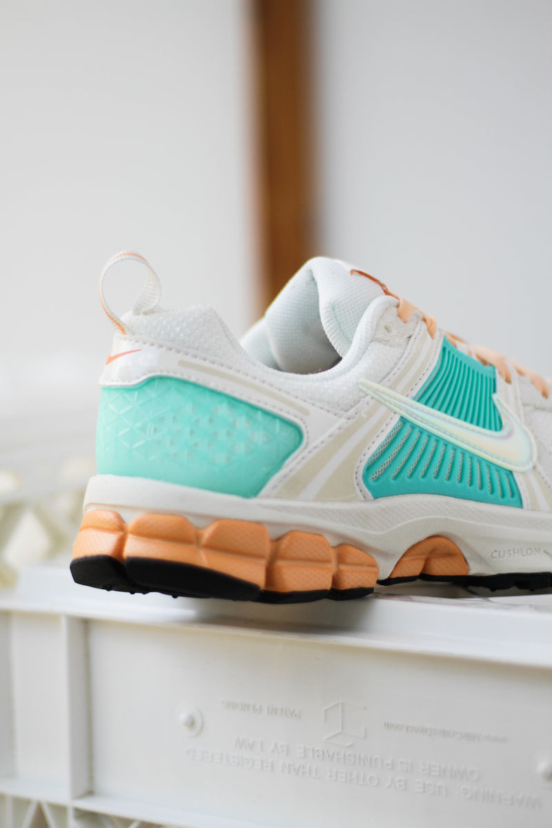 NIKE VOMERO 5 (GS) "SAIL/ORANGE CHALK-BLEACHED TURQ-MARAKESH"