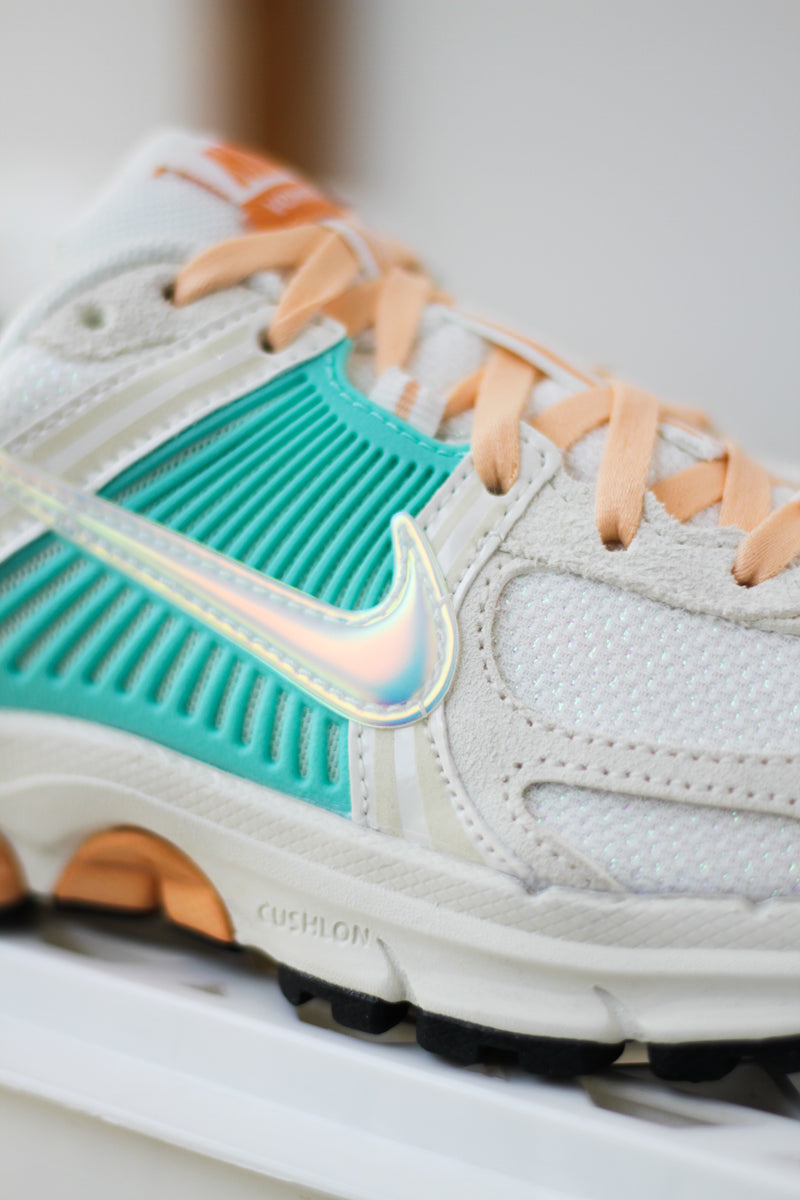 NIKE VOMERO 5 (GS) "SAIL/ORANGE CHALK-BLEACHED TURQ-MARAKESH"