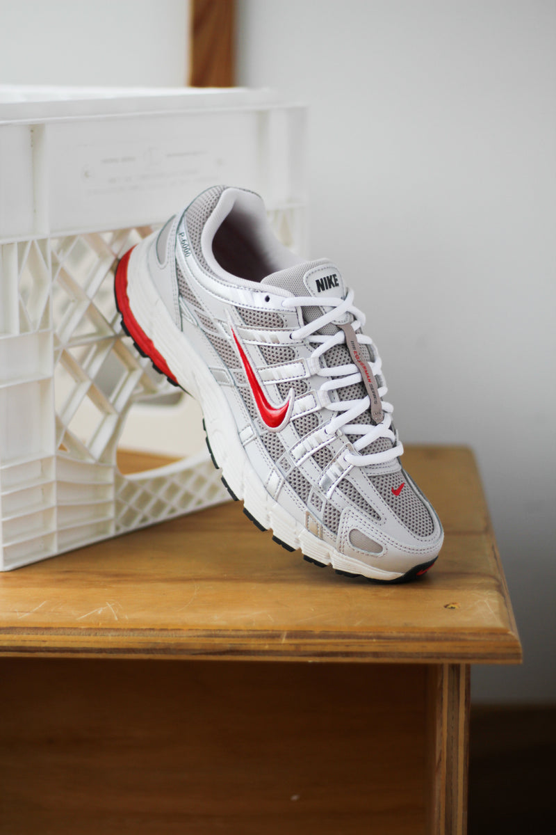 NIKE P-6000 "COLLEGE GREY/FIRE RED-VAST GREY-PHANTOM"