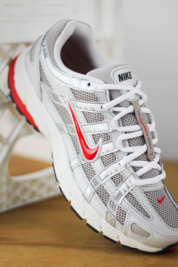 NIKE P-6000 "COLLEGE GREY/FIRE RED-VAST GREY-PHANTOM"