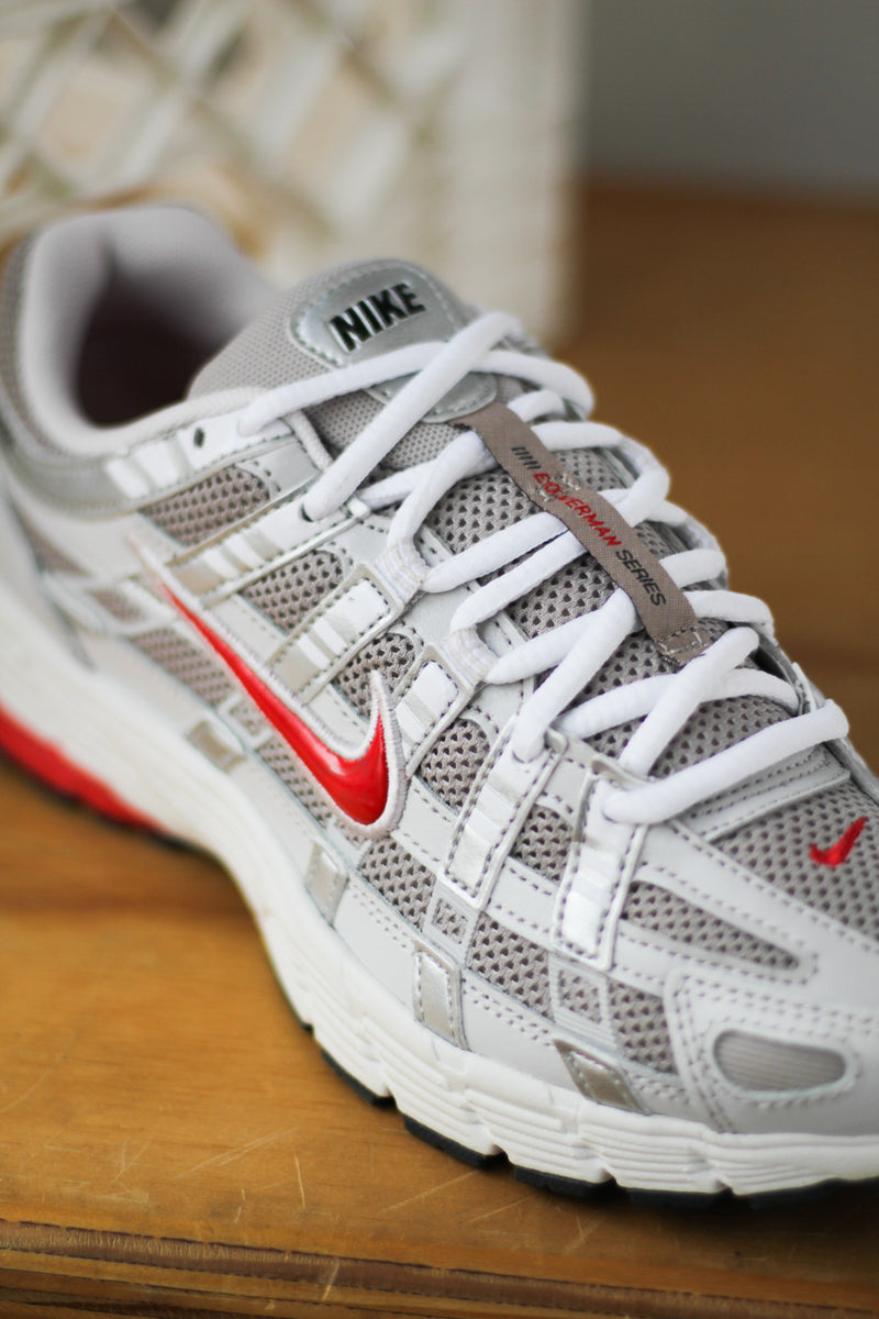 NIKE P-6000 "COLLEGE GREY/FIRE RED-VAST GREY-PHANTOM"