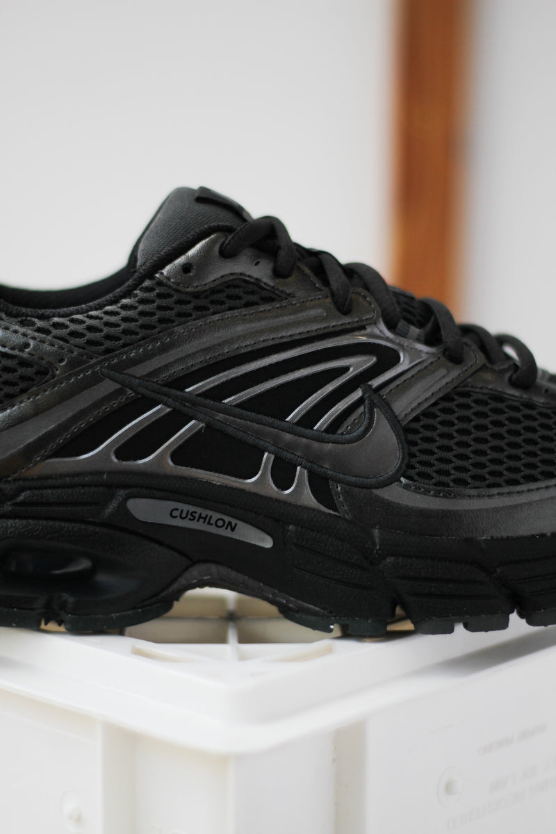 NIKE AIR MAX MOTO 2K "BLACK/DK SMOKE GREY-MTLC DARK GREY"