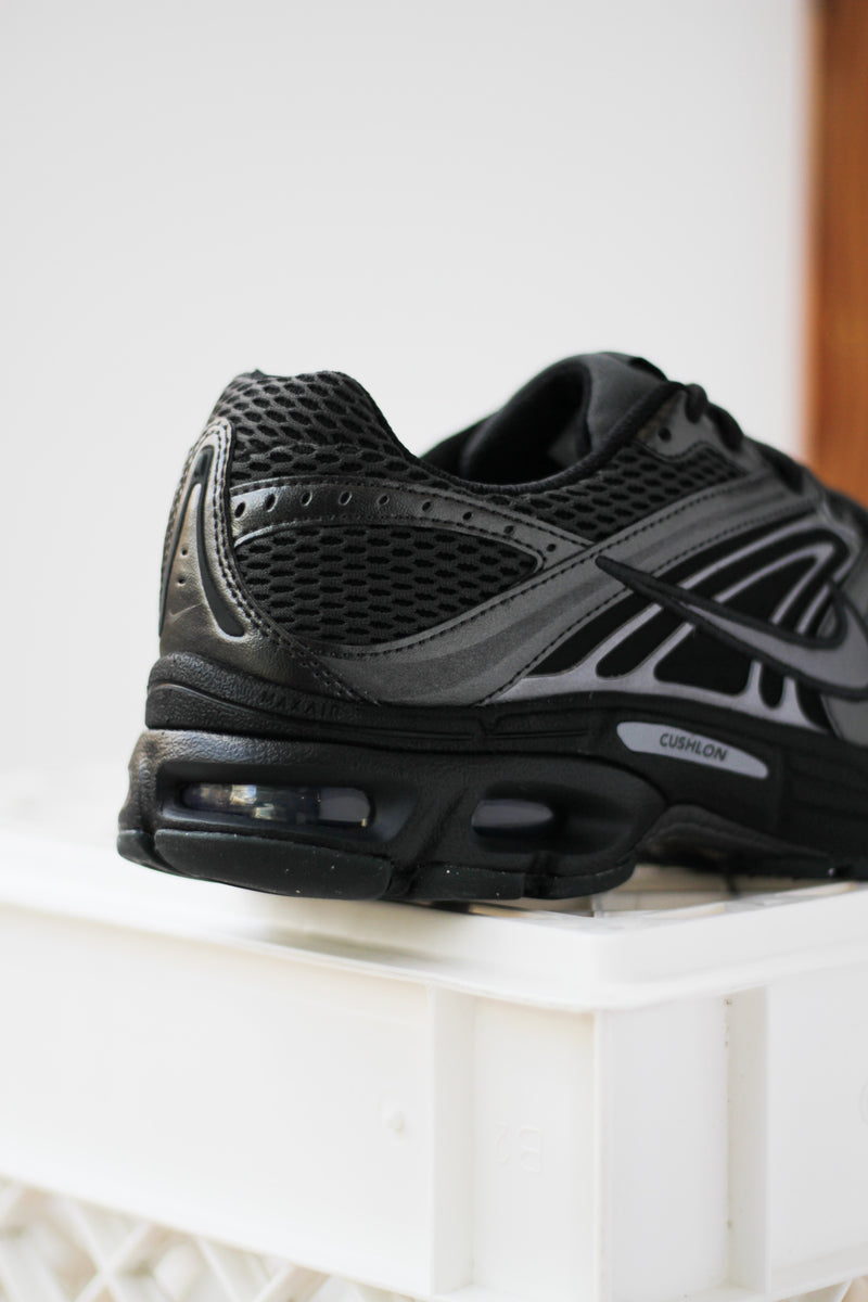 NIKE AIR MAX MOTO 2K "BLACK/DK SMOKE GREY-MTLC DARK GREY"
