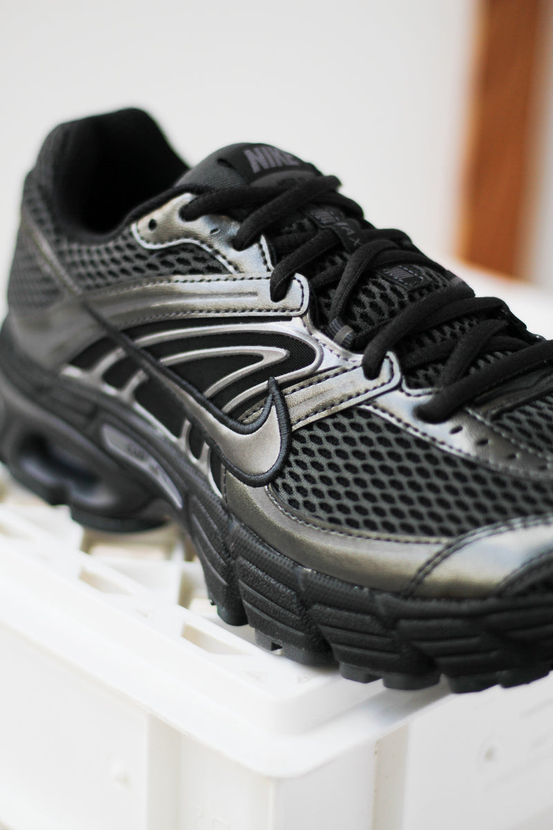 NIKE AIR MAX MOTO 2K "BLACK/DK SMOKE GREY-MTLC DARK GREY"