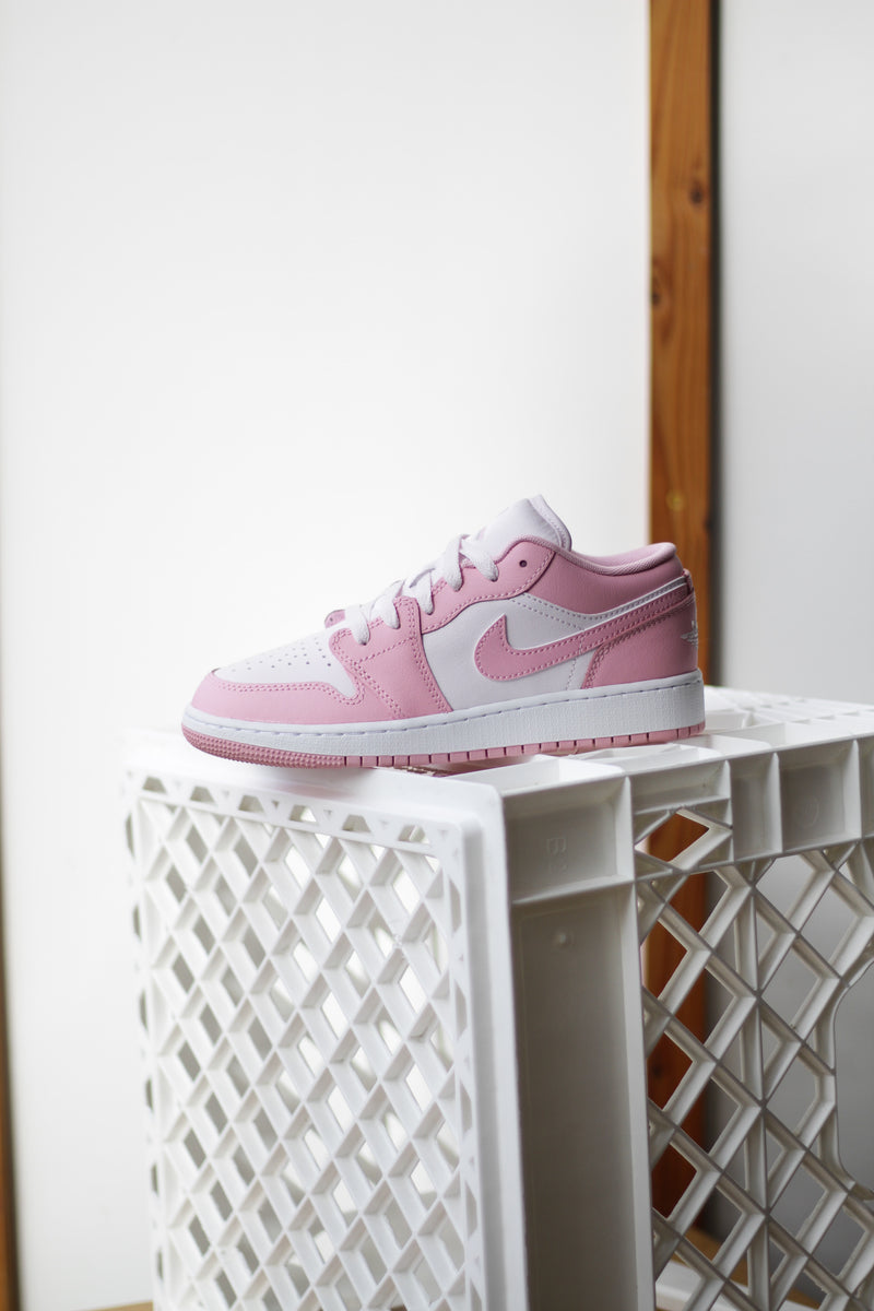 AIR JORDAN 1 LOW (GS) "MED SOFT PINK/PEARL PINK-WHITE"