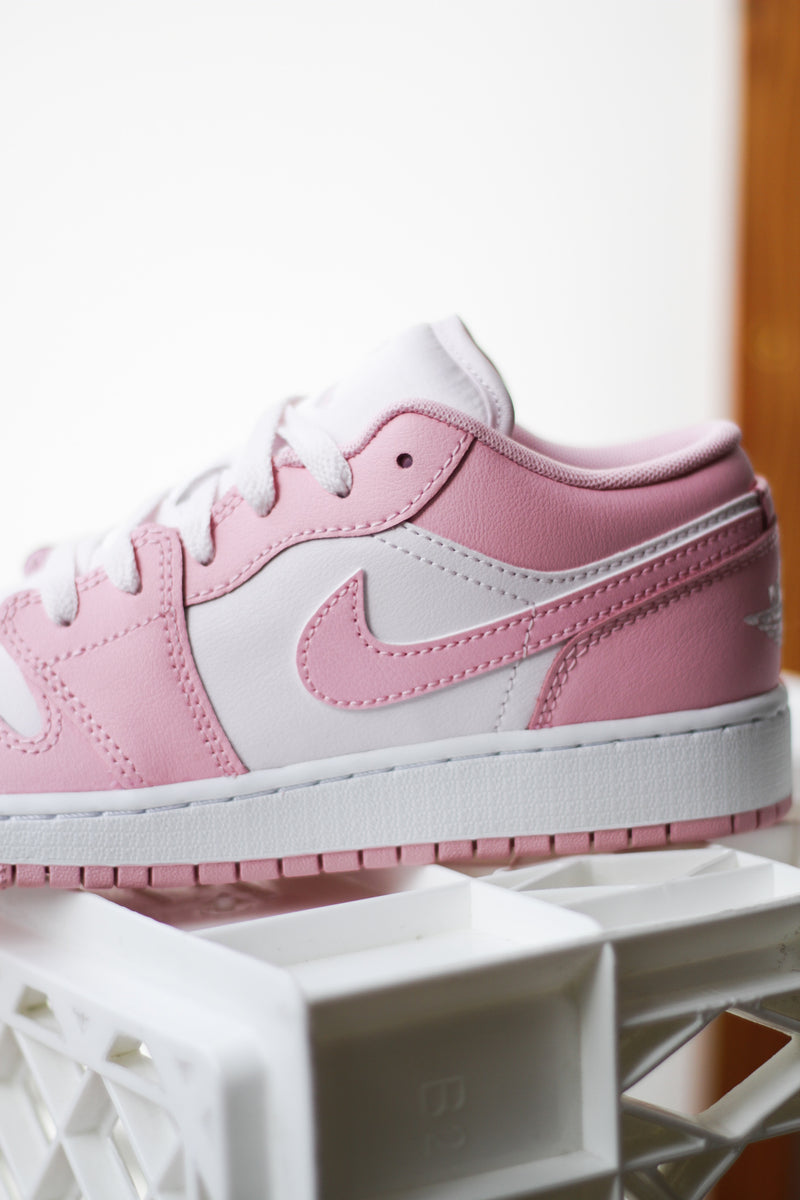 AIR JORDAN 1 LOW (GS) "MED SOFT PINK/PEARL PINK-WHITE"