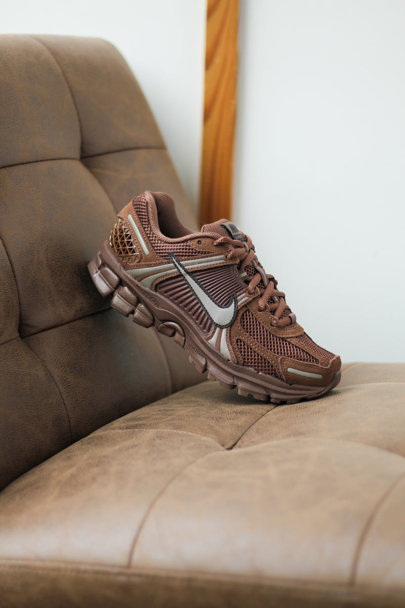 W NIKE ZOOM VOMERO 5 "FAUNA BROWN/MINK BROWN-VELVET BROWN"
