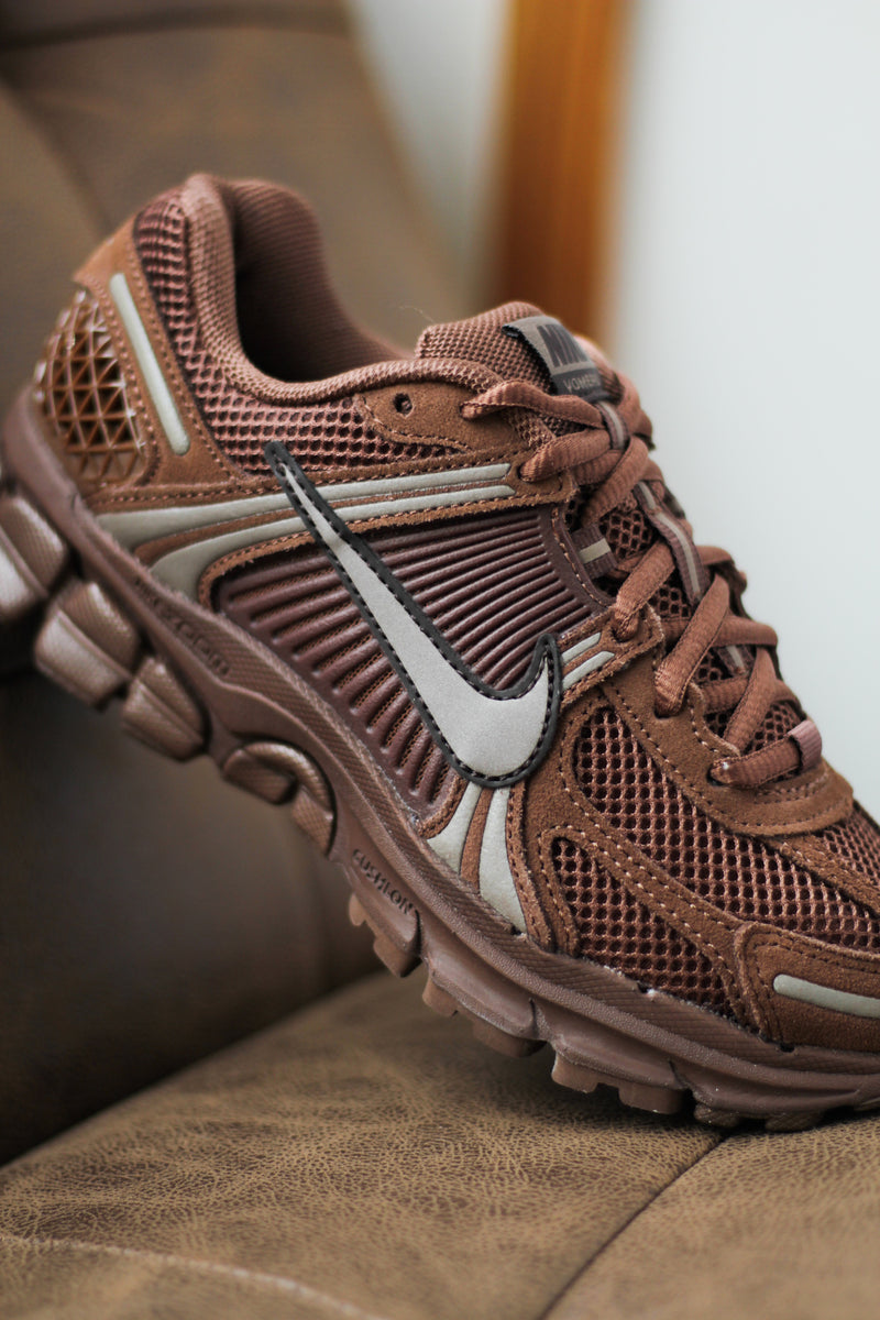 W NIKE ZOOM VOMERO 5 "FAUNA BROWN/MINK BROWN-VELVET BROWN"