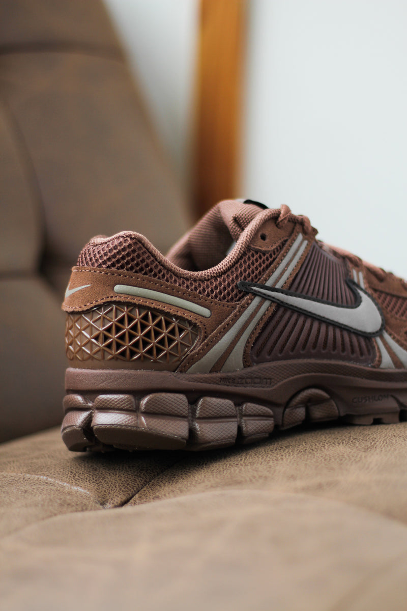 W NIKE ZOOM VOMERO 5 "FAUNA BROWN/MINK BROWN-VELVET BROWN"