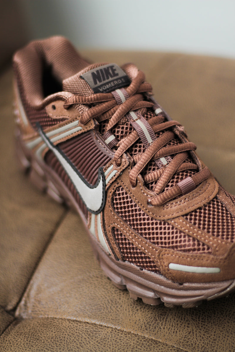 W NIKE ZOOM VOMERO 5 "FAUNA BROWN/MINK BROWN-VELVET BROWN"