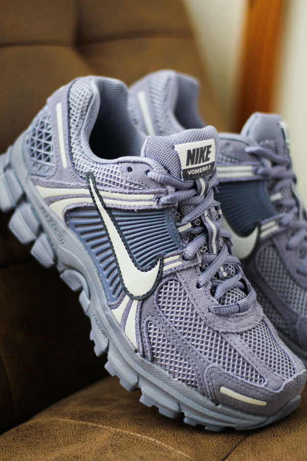 W NIKE ZOOM VOMERO 5 "WORLD INDIGO/FOOTBALL GREY-SANDED PURPLE"