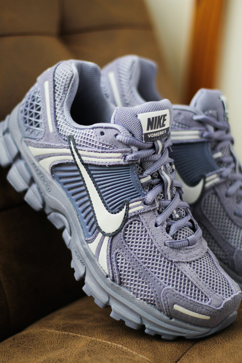W NIKE ZOOM VOMERO 5 "WORLD INDIGO/FOOTBALL GREY-SANDED PURPLE"
