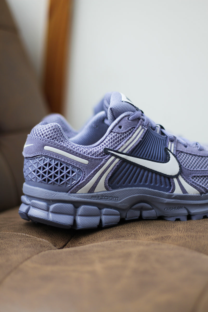 W NIKE ZOOM VOMERO 5 "WORLD INDIGO/FOOTBALL GREY-SANDED PURPLE"