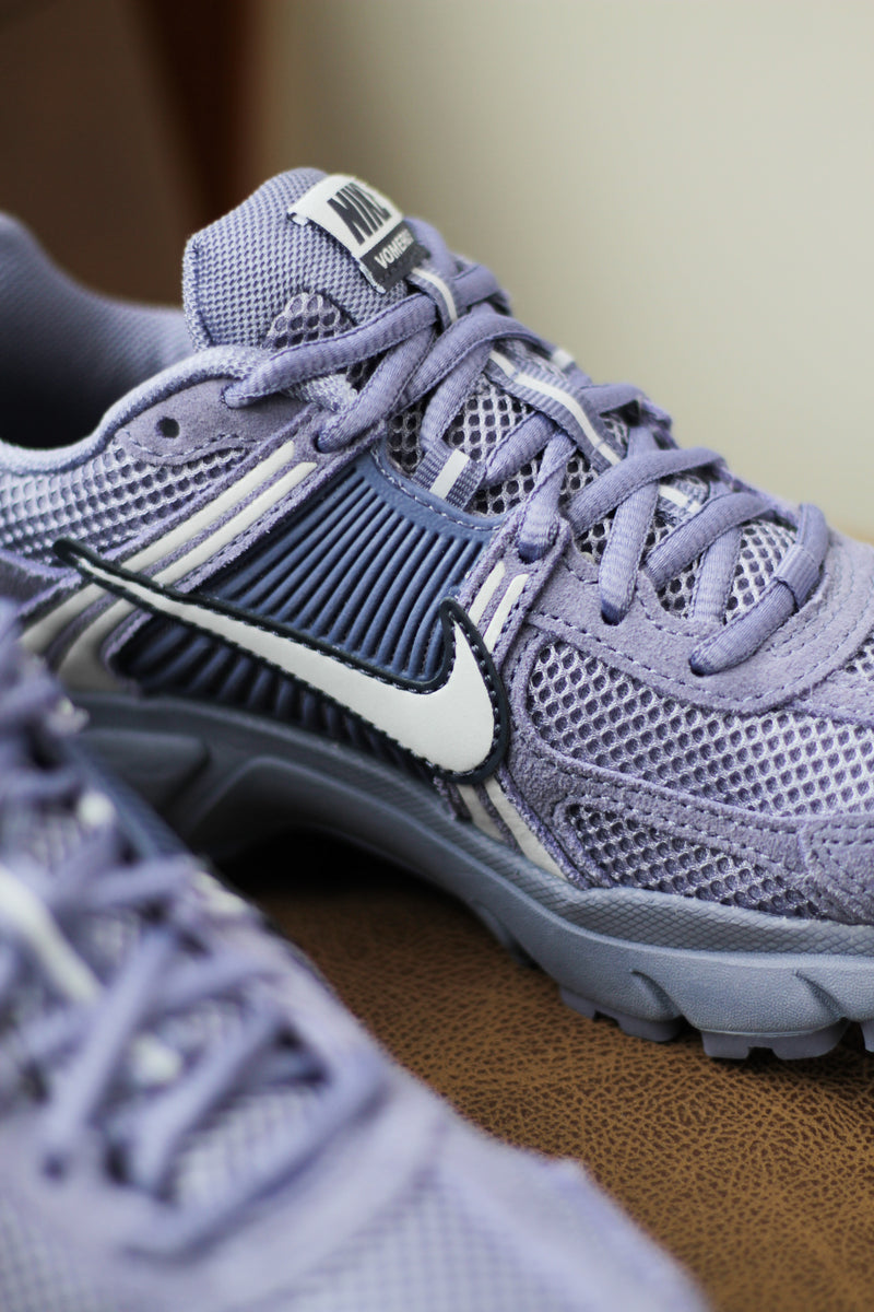 W NIKE ZOOM VOMERO 5 "WORLD INDIGO/FOOTBALL GREY-SANDED PURPLE"