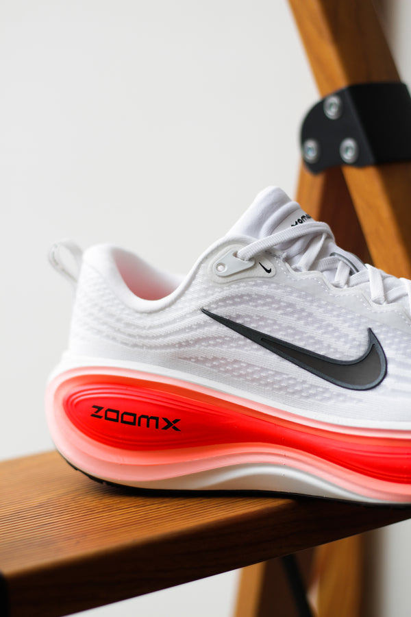 NIKE VOMERO PLUS "WHITE/BLACK-BRIGHT CRIMSON"