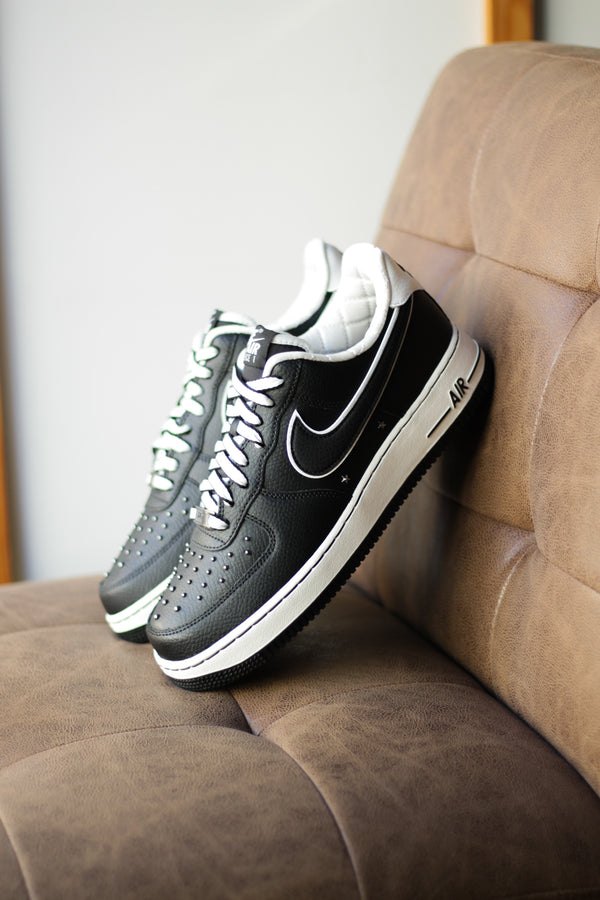 NIKE AIR FORCE 1 '07 "BLACK/BLACK-SUMMIT WHITE-MTLC DARK GREY"