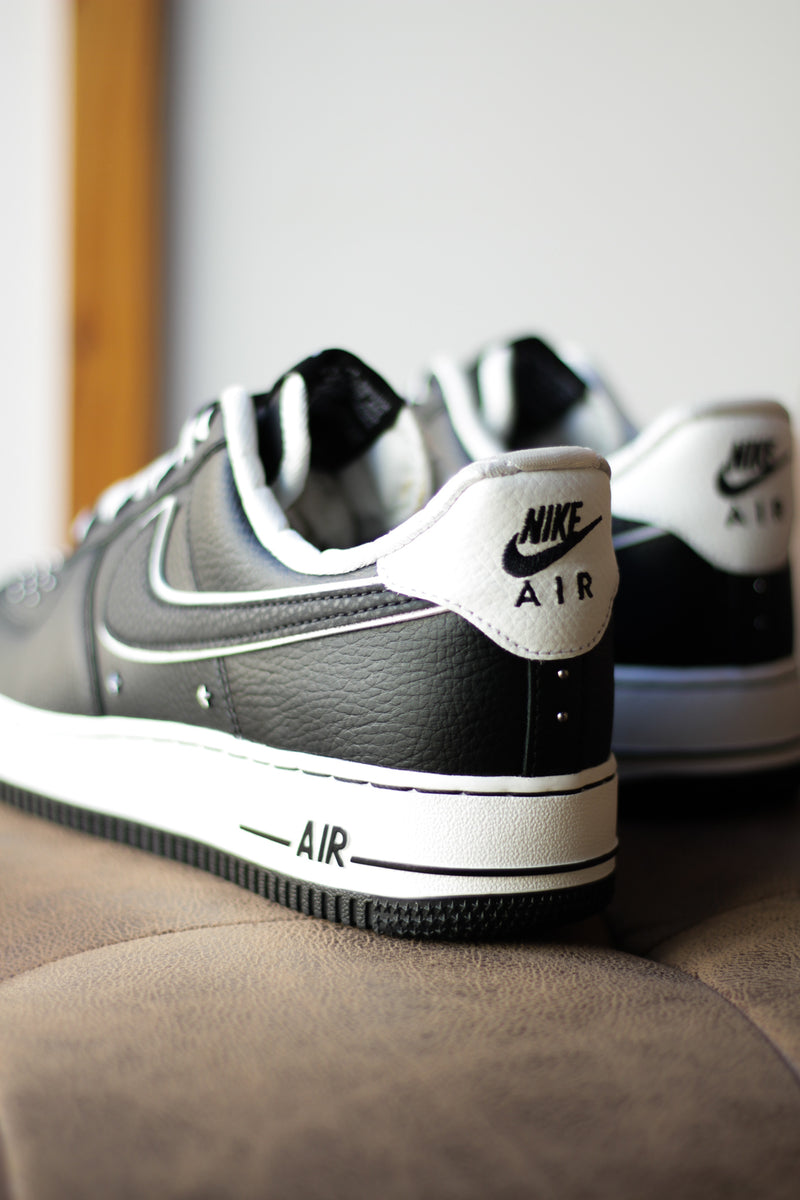 NIKE AIR FORCE 1 '07 "BLACK/BLACK-SUMMIT WHITE-MTLC DARK GREY"