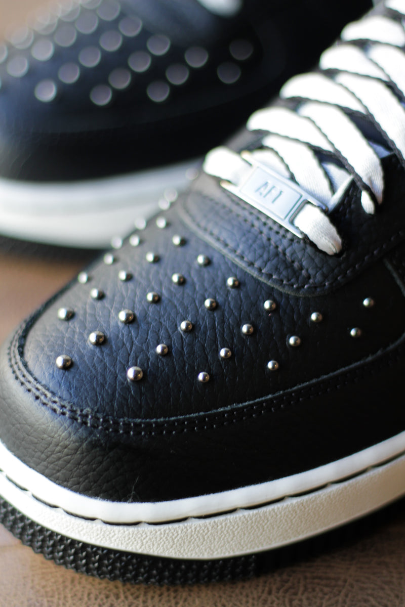 NIKE AIR FORCE 1 '07 "BLACK/BLACK-SUMMIT WHITE-MTLC DARK GREY"