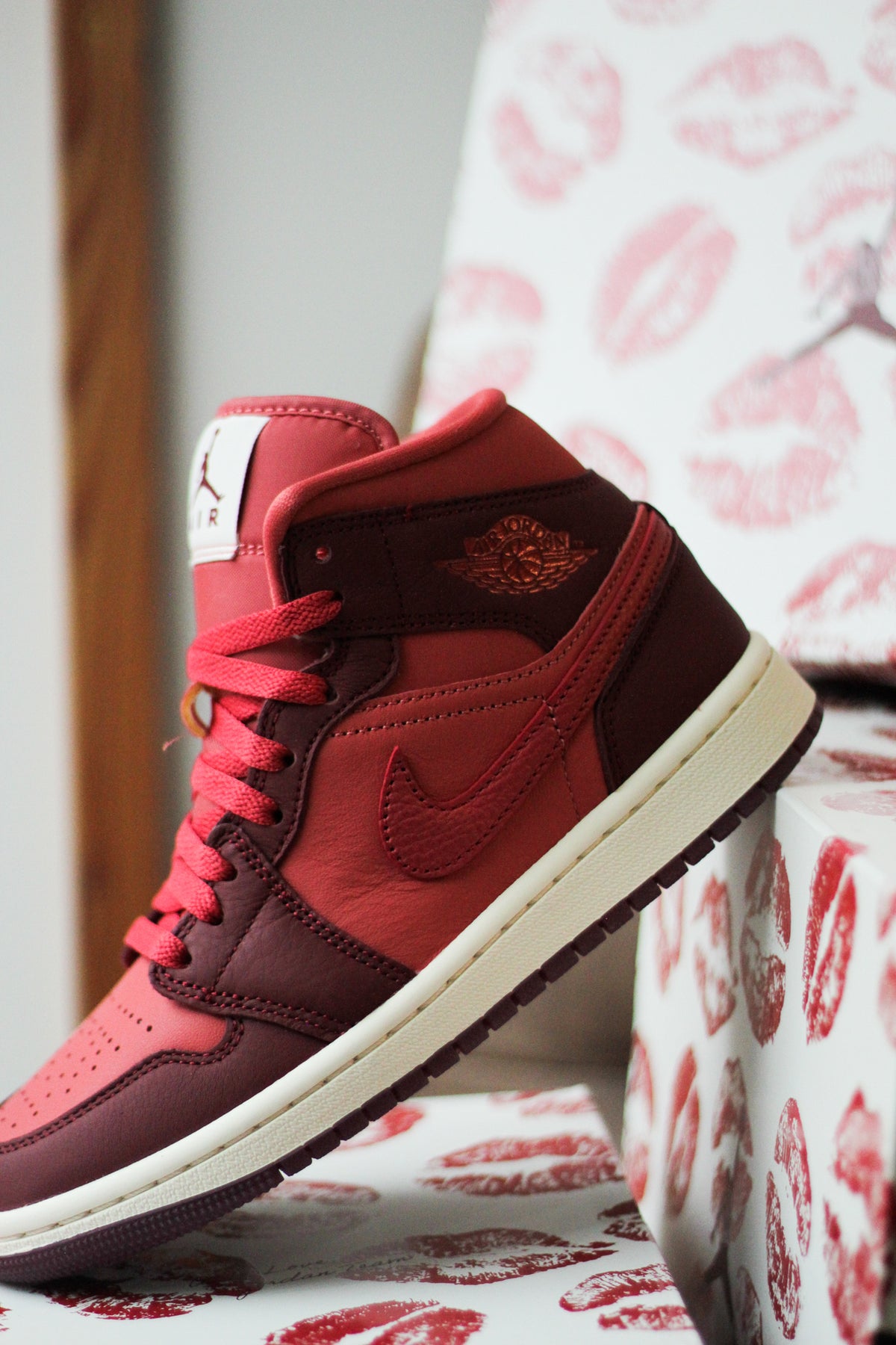 W AIR JORDAN 1 MID SE 