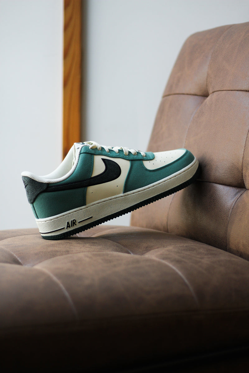 Air force 1 lv8 green outlet