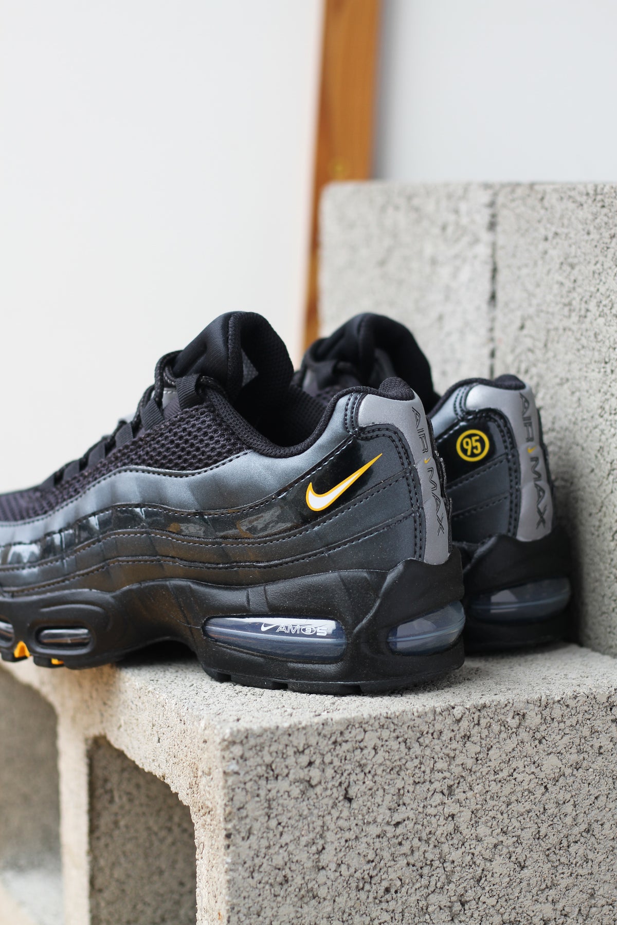 university gold air max 95