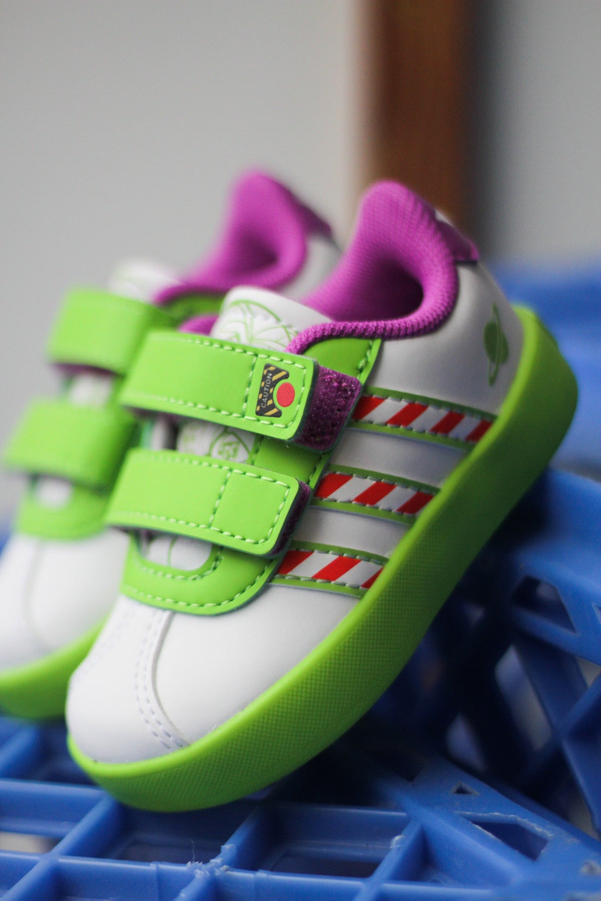 adidas PIXAR バスケットシューズ 蛍光グリーン ADIDAS PIXAR TOY STORY VL COURT 3.0 (TD) 