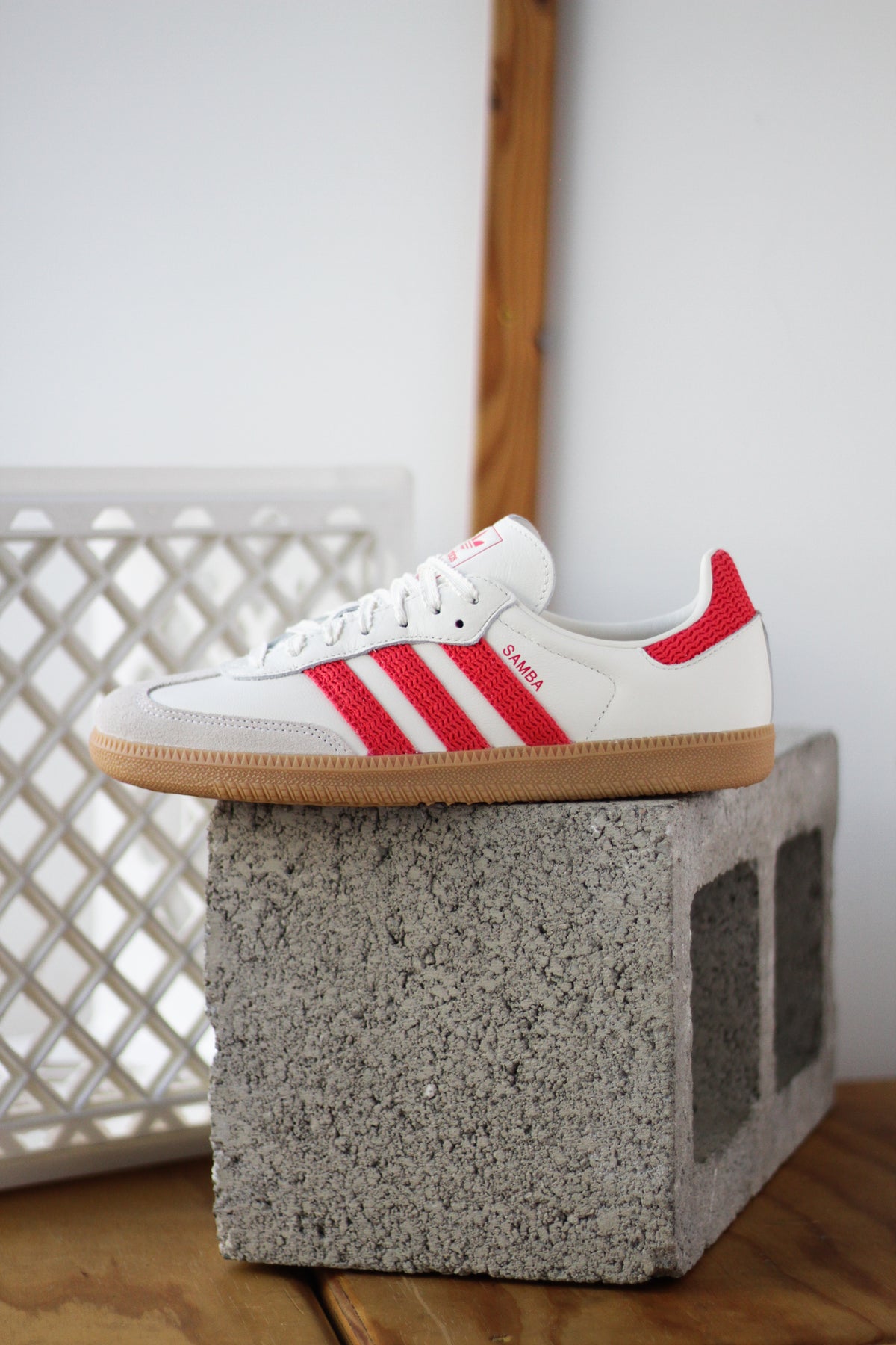 W ADIDAS SAMBA OG "OFF WHITE/SEMI LUCID RED/GUM" Sneaker Room W ADIDAS SAMBA OG "OFF WHITE/SEMI LUCID RED/GUM" Sneaker Room