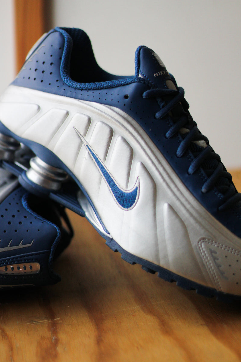 nike shox r4 navy blue