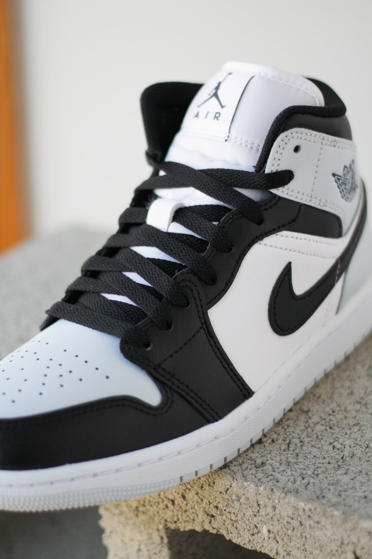 AIR JORDAN 1 MID 