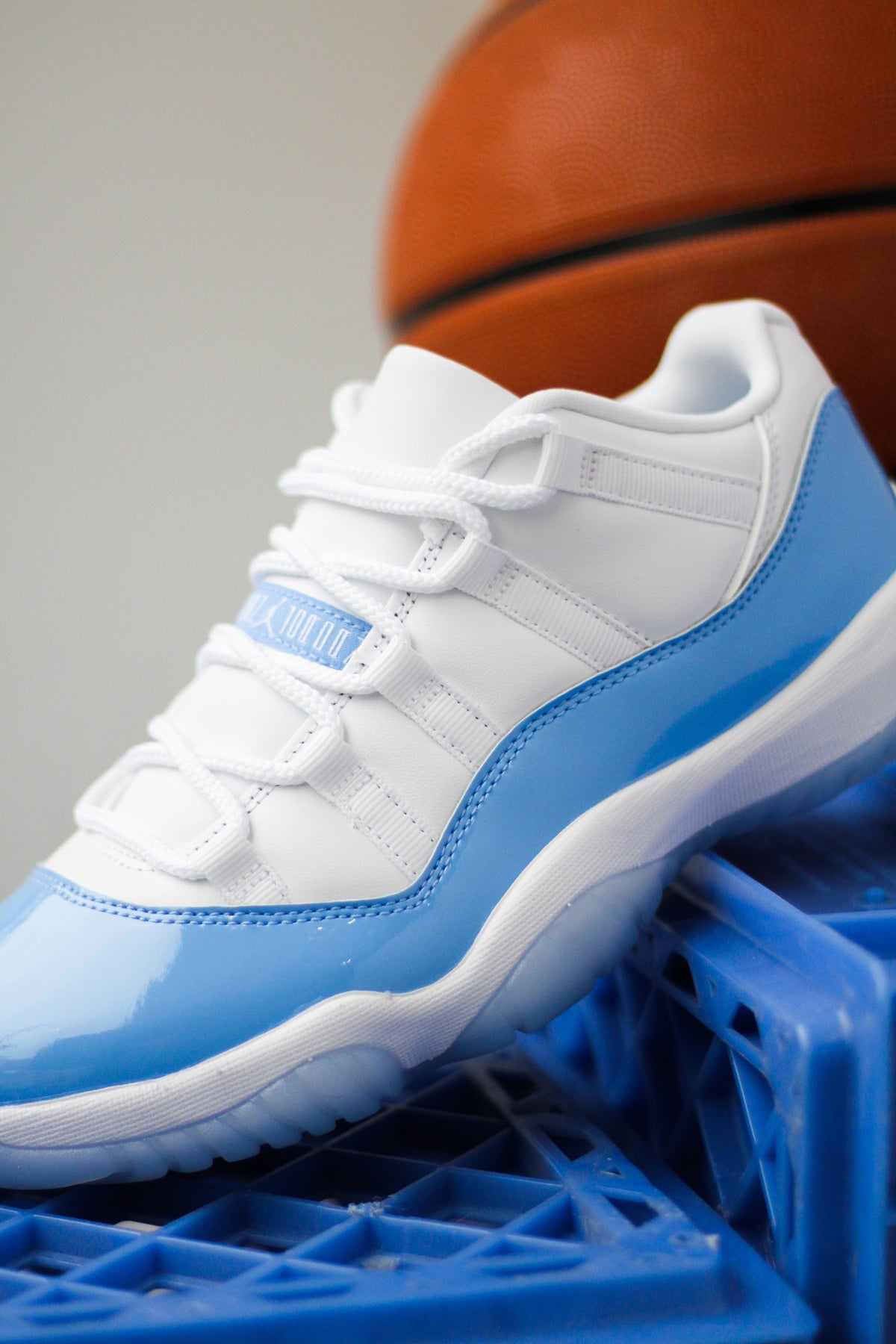 AIR JORDAN 11 RETRO LOW  display picture 2