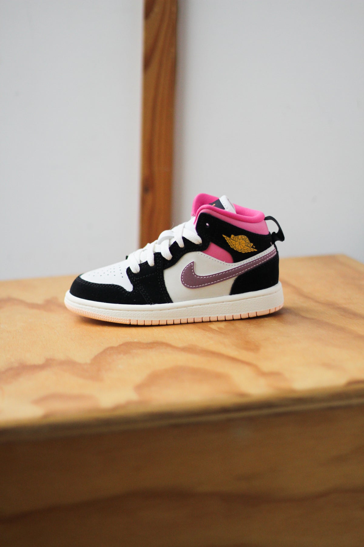 Jordan AJ1 Black Shoe Box with Pink and Yellow Accents JORDAN Air 1 Mid SE II3789 001 - Shiekh main image 3