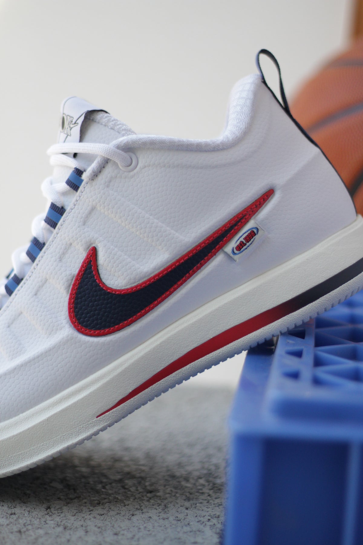 NIKE BOOK 2 