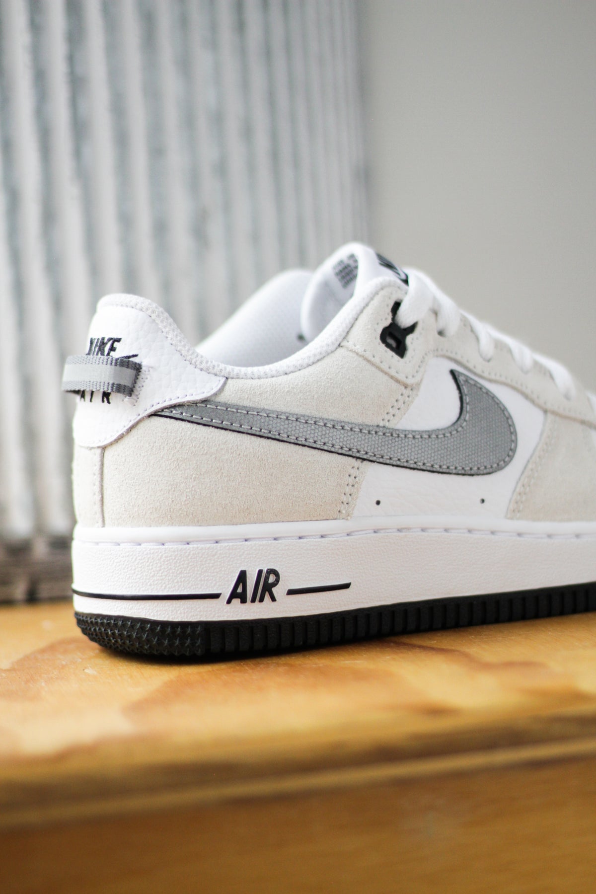 NIKE AIR FORCE 1 ホワイト グレー NIKE AIR FORCE 1 LV8 (GS) 