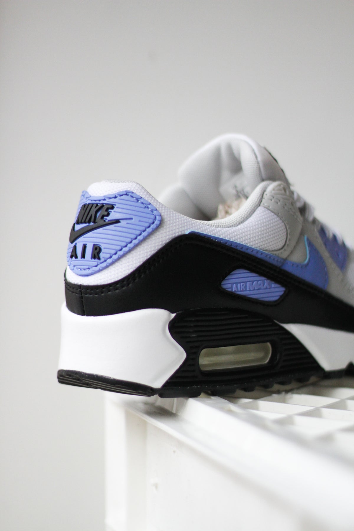 white and blue nike air max 90